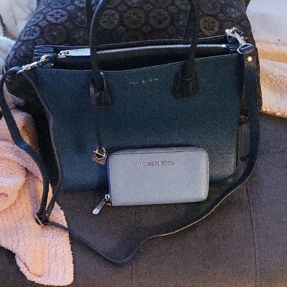 Micheal Kors Purse W/Wallet - Picture 1 of 9